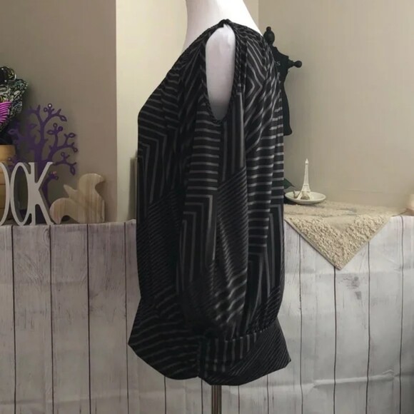 Robert Louis sz M Striped Cold Shoulder Top - Picture 6 of 11